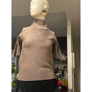 イッセイミヤケ(ISSEY MIYAKE)のイッセイミヤケ　ベージュ　タートルネック❣️カッコいい❣️(カットソー(半袖/袖なし))