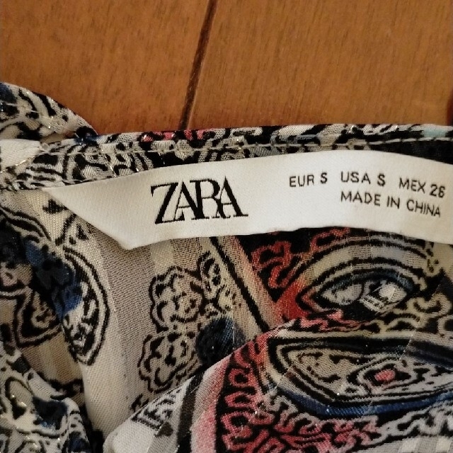 ZARA(ザラ)のZARA プリント柄メタリックスレッドワンピース レディースのワンピース(ロングワンピース/マキシワンピース)の商品写真