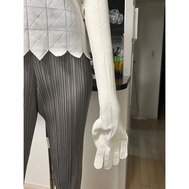 ISSEY MIYAKE(イッセイミヤケ)のイッセイミヤケ　エポック　手袋付き　白のトップス❣️ レディースのトップス(カットソー(半袖/袖なし))の商品写真