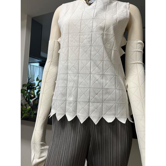 ISSEY MIYAKE(イッセイミヤケ)のイッセイミヤケ　エポック　手袋付き　白のトップス❣️ レディースのトップス(カットソー(半袖/袖なし))の商品写真