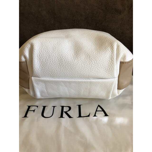 Furla(フルラ)の⭐︎週末お値下げ中⭐︎フルラ⭐︎牛革⭐︎白とベージュ⭐︎ レディースのバッグ(ハンドバッグ)の商品写真