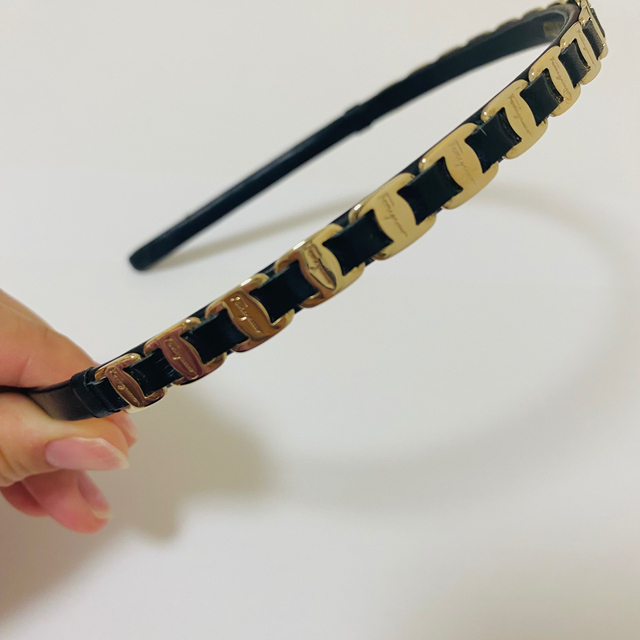 Salvatore Ferragamo(サルヴァトーレフェラガモ)の【美品】フェラガモ　レザーカチューシャ レディースのヘアアクセサリー(カチューシャ)の商品写真