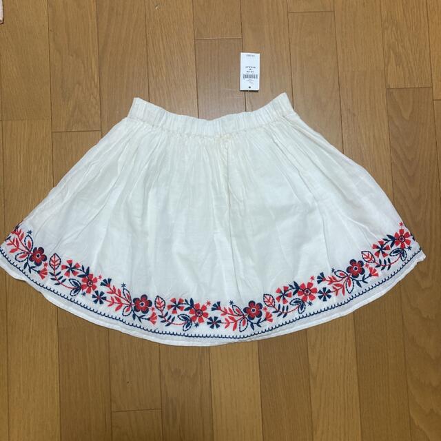 GAP Kids(ギャップキッズ)のタグ付き　GAP kids 刺繍フレアスカート130㎝　短め キッズ/ベビー/マタニティのキッズ服女の子用(90cm~)(スカート)の商品写真