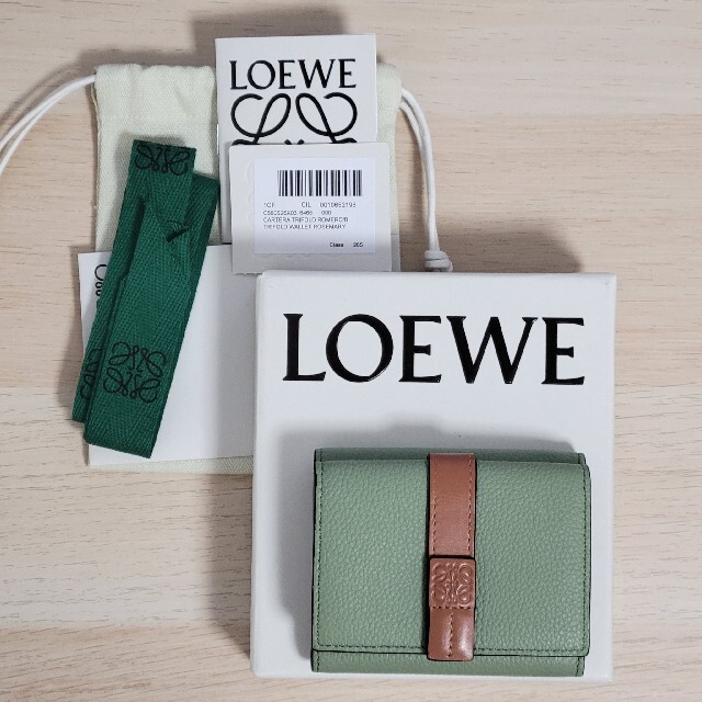 LOEWE(ロエベ)のLOEWE トライフォールド ウォレット ミニ財布 Rosemary/Tan レディースのファッション小物(財布)の商品写真