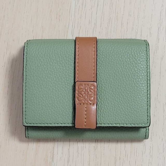 LOEWE(ロエベ)のLOEWE トライフォールド ウォレット ミニ財布 Rosemary/Tan レディースのファッション小物(財布)の商品写真