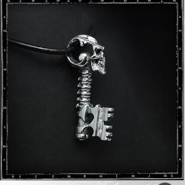 CRAZY PIG(クレイジーピッグ)のSKULL KEY PENDANT メンズのアクセサリー(ネックレス)の商品写真