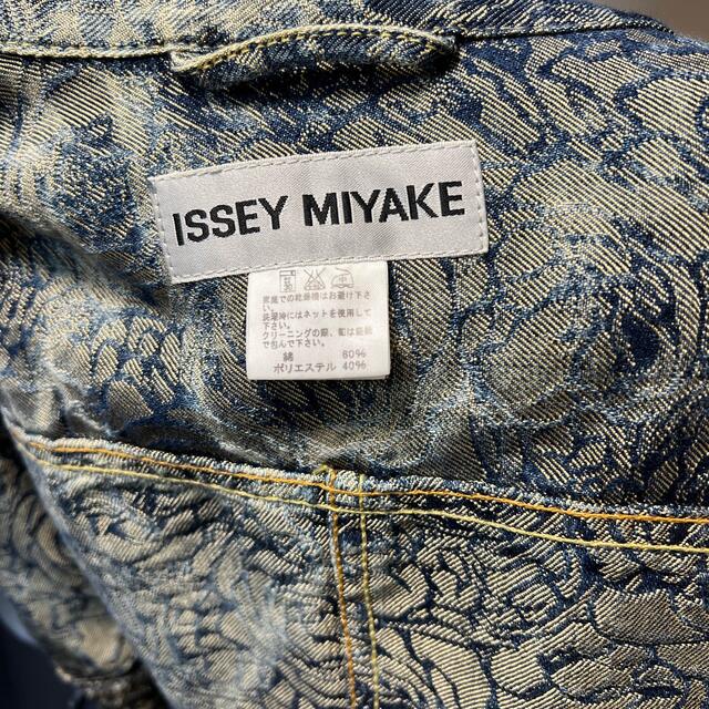 ISSEY MIYAKE(イッセイミヤケ)のイッセイミヤケ　薔薇のおしゃれなジーンズジャケット❣️かなりレア❣️ レディースのパンツ(デニム/ジーンズ)の商品写真