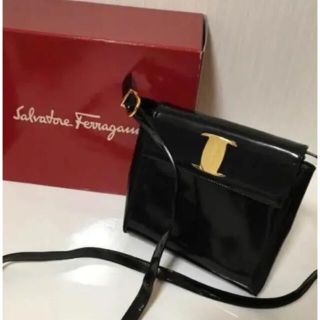 サルヴァトーレフェラガモ(Salvatore Ferragamo)のフェラガモ　ショルダーバッグ　エナメル　ヴァラ(ショルダーバッグ)