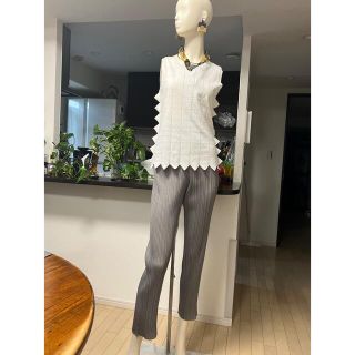 プリーツプリーズイッセイミヤケ(PLEATS PLEASE ISSEY MIYAKE)のイッセイミヤケ　プリーツプリーズ　グレーパンツ❣️サイズ3❣️(カジュアルパンツ)