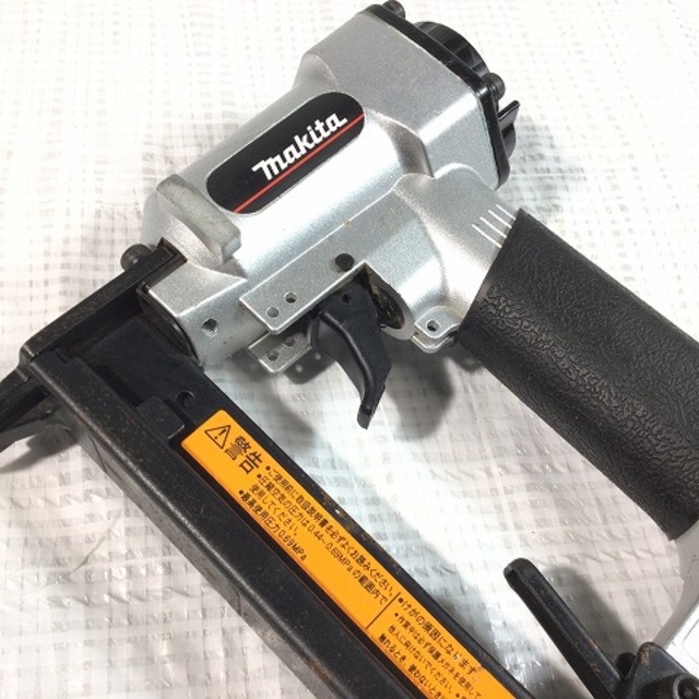 マキタ/makitaエア釘打ち機AT1025BZK - 工具