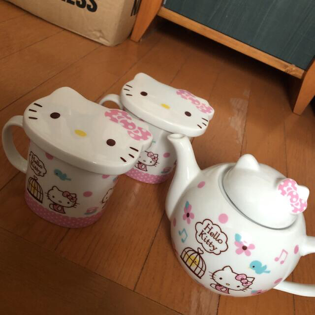 未使用品☆ハローキティ　ティーポット＆蓋付きマグカップ3点セット☆急須