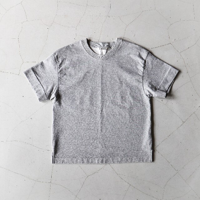AURALEE(オーラリー)のAURALEE　グレー半袖 レディースのトップス(Tシャツ(半袖/袖なし))の商品写真
