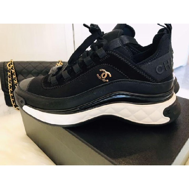 ではないデ CHANEL スニーカー ブラック ゴールドココの通販 by ...