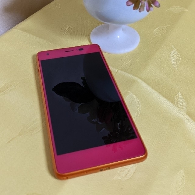 最終値下Qua phone QZ au (京セラKYV44)カシスピンク【中古】 スマホ/家電/カメラのスマートフォン/携帯電話(スマートフォン本体)の商品写真