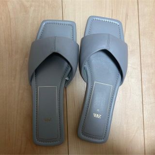 ザラ(ZARA)のZARA フラットサンダル　ダスティブルー(サンダル)