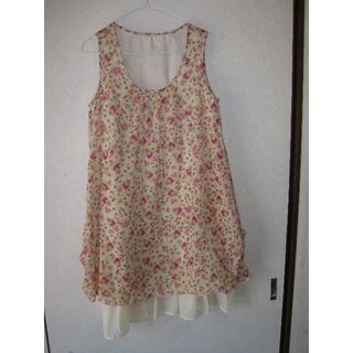 1045_ベージュレース地ピンクバラいっぱい柄裾釣り上げノースリーブワンピース　(衣装)