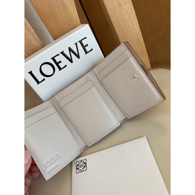 LOEWE(ロエベ)の美品　LOEWE   ロエベ  トライフォールド　6cc  三つ折り財布 レディースのファッション小物(財布)の商品写真