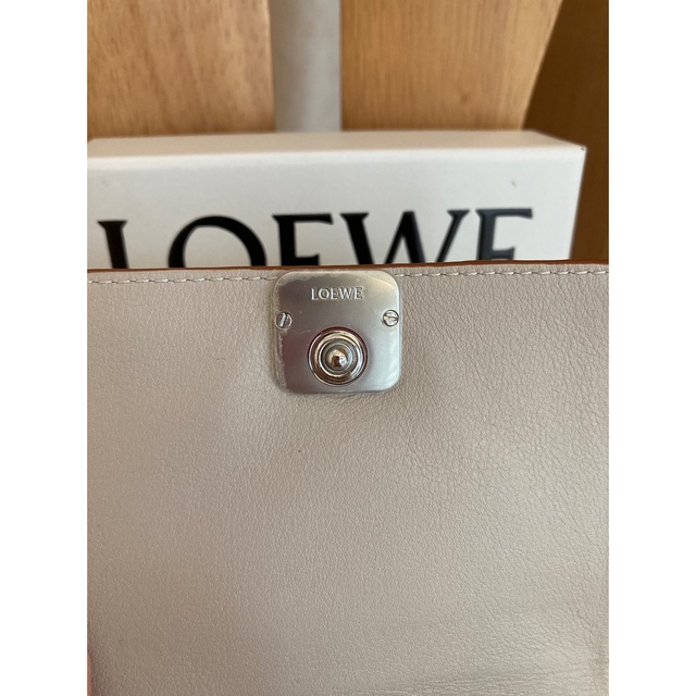 LOEWE(ロエベ)の美品　LOEWE   ロエベ  トライフォールド　6cc  三つ折り財布 レディースのファッション小物(財布)の商品写真