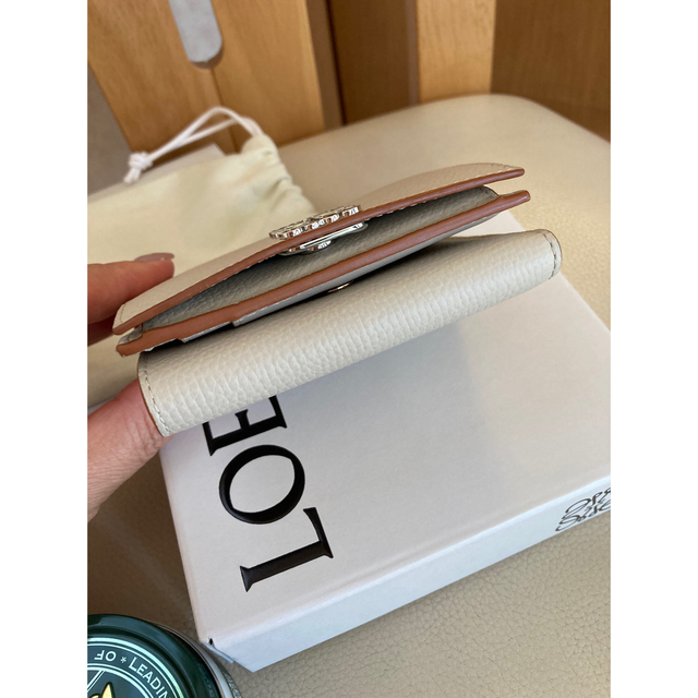 LOEWE(ロエベ)の美品　LOEWE   ロエベ  トライフォールド　6cc  三つ折り財布 レディースのファッション小物(財布)の商品写真