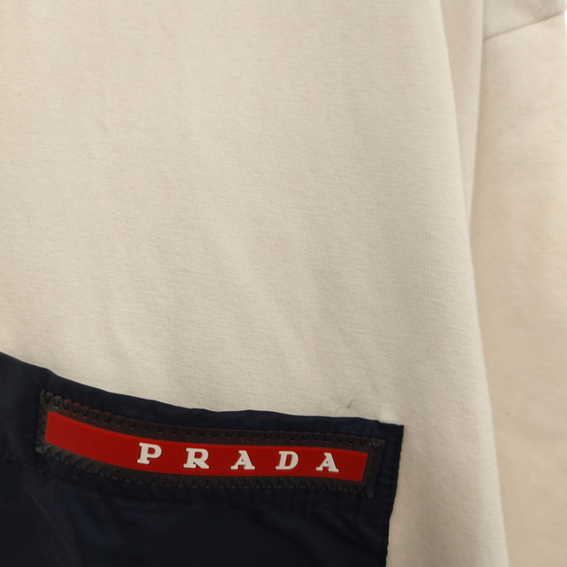 PRADA(プラダ)のPRADA プラダ サイドロゴVネック半袖Tシャツ ホワイト メンズのトップス(シャツ)の商品写真