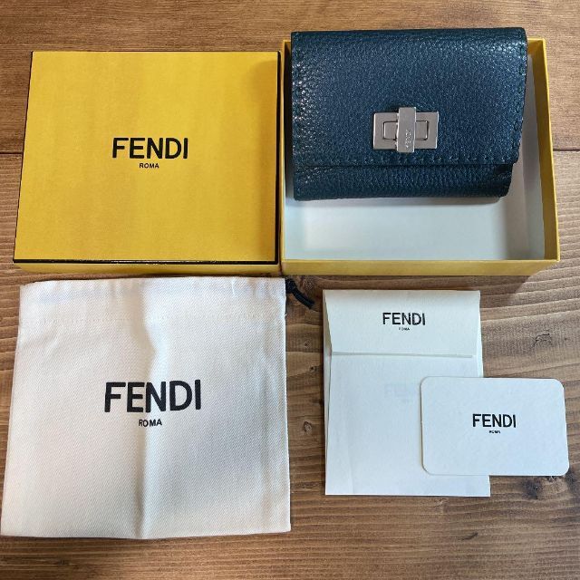 【正規品】FENDI フェンディ ２つ折り財布 ピーカブー ミディアムウォレット