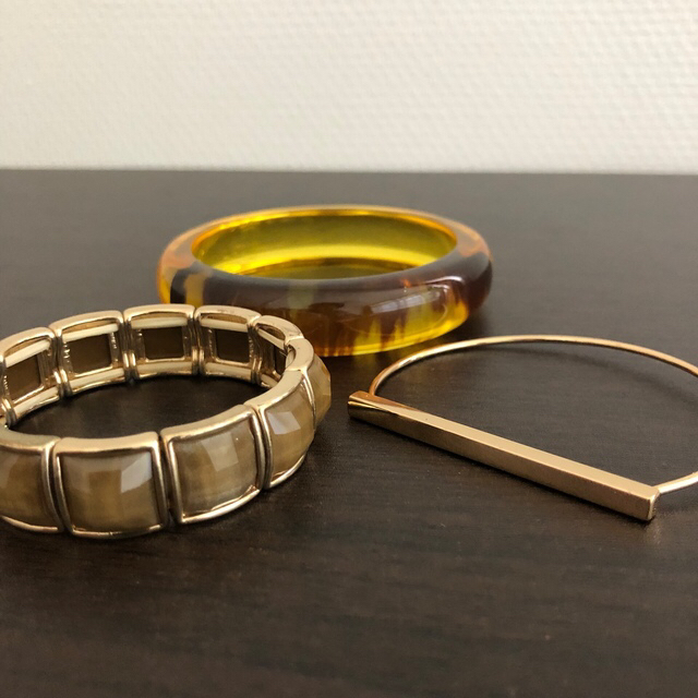 バングル３個セット　未使用あり レディースのアクセサリー(ブレスレット/バングル)の商品写真