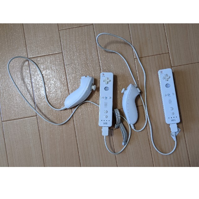 Wii(ウィー)の任天堂Wii　コントローラー　2本セット エンタメ/ホビーのゲームソフト/ゲーム機本体(その他)の商品写真