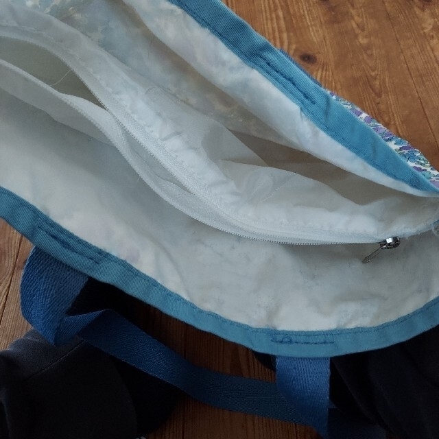 LeSportsac(レスポートサック)のLeSportsac　難ありトートバッグ　ブルー系花柄🎵 レディースのバッグ(トートバッグ)の商品写真