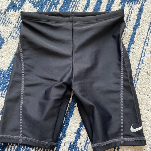 NIKE(ナイキ)のにょこ828様　新品　未使用　NIKE 水着　130 黒　キッズ　男子　短パン キッズ/ベビー/マタニティのキッズ服男の子用(90cm~)(水着)の商品写真