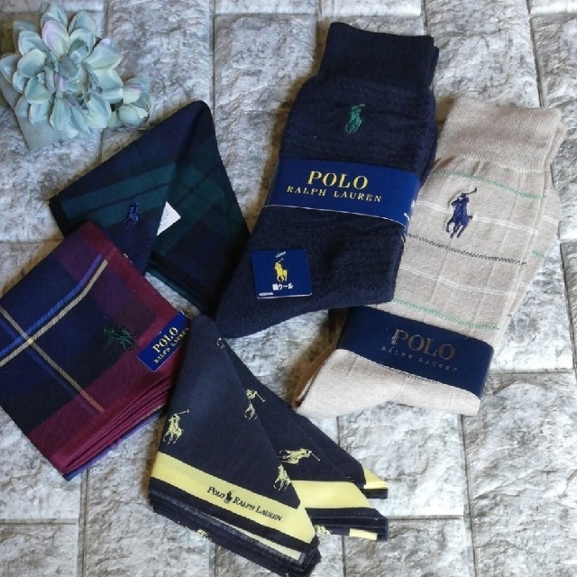 POLO RALPH LAUREN(ポロラルフローレン)の新品タグ、シール付　ポロラルフローレン　メンズソックス2足＆ハンカチ3枚のセット メンズのレッグウェア(ソックス)の商品写真