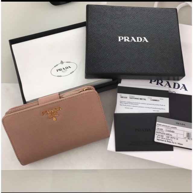 PRADA サフィアーノ　折りたたみ財布レディース