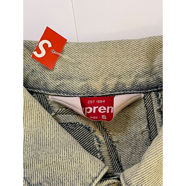 Supreme(シュプリーム)のSupreme Inset Logo Denim Trucker Dirty  メンズのジャケット/アウター(Gジャン/デニムジャケット)の商品写真