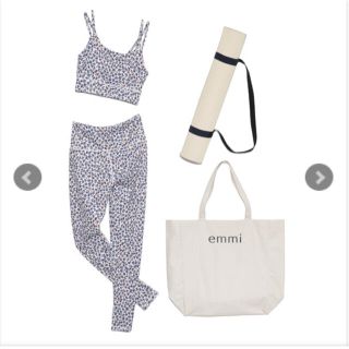 エミ(emmi)のWELLNESS YOGA PACK（4 ITEMS SET）ホワイト1(ヨガ)