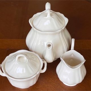 WEDGWOOD - 【黒壺美品】ウェッジウッド☆クイーンズプレーン☆花リム