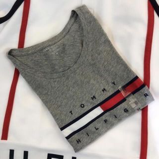 トミーヒルフィガー(TOMMY HILFIGER)の新品タグ付き　TOMMYHILFIGER 刺繍ロゴ シンプルTシャツ(Tシャツ(半袖/袖なし))