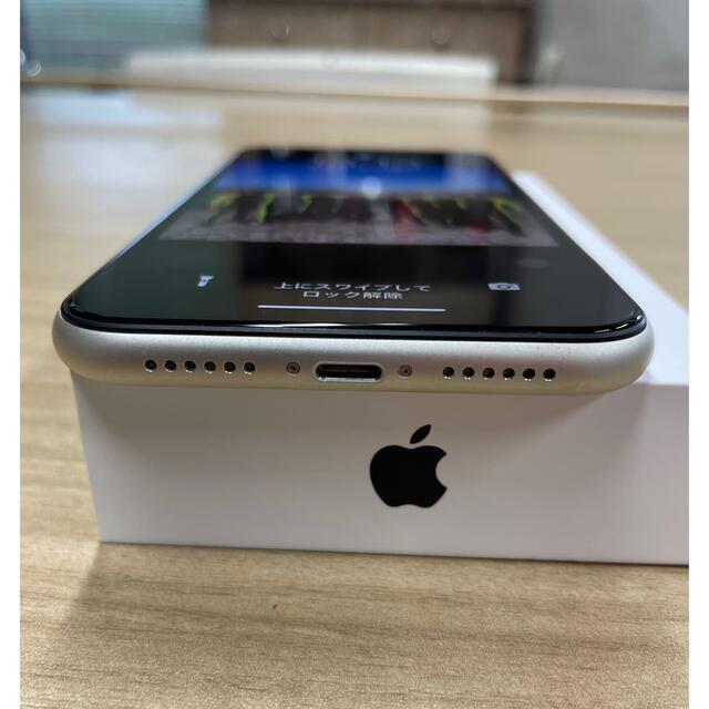 iPhone(アイフォーン)のiPhone11 ホワイト　64GB  SIMフリー スマホ/家電/カメラのスマートフォン/携帯電話(スマートフォン本体)の商品写真