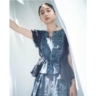 ミッドウエスト(MIDWEST)のEBONY FLOWER EMBROIDERY GATHER BLOUSE(シャツ/ブラウス(半袖/袖なし))