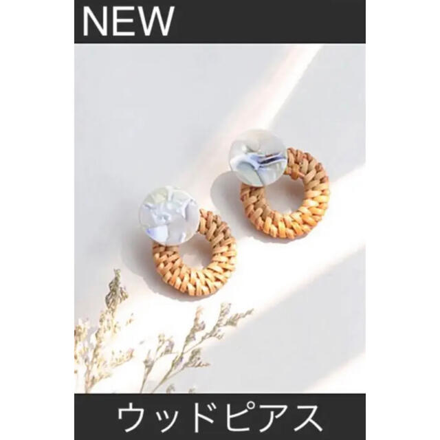 Shop NikoNiko(ショップニコニコ)の711 新品　ショップニコニコ　ウッドサークルピアス　サックスブルー　アクセサリ レディースのアクセサリー(ピアス)の商品写真