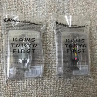 メディコムトイ(MEDICOM TOY)のKAWS TOKYO FIRST キーホルダー　2体set(キャラクターグッズ)