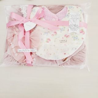 プティマイン(petit main)の数量限定♡出産祝いギフトセット♡女の子♡お誕生日プレゼント♡いちご(ワンピース)