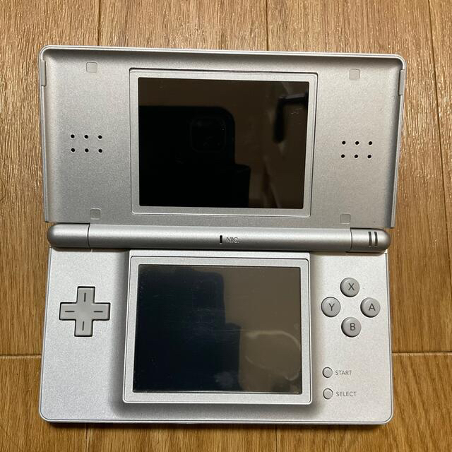 ニンテンドーDS 美品 任天堂DS lite グロスシルバー タッチペン 充電器付きの通販 by きみまろのお店｜ニンテンドーDSならラクマ