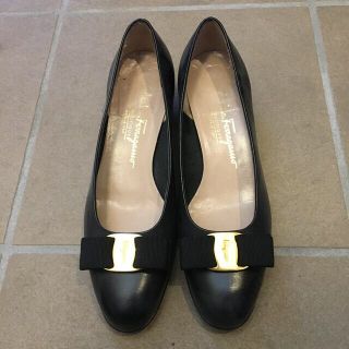 サルヴァトーレフェラガモ(Salvatore Ferragamo)のフェラガモ　リボンパンプス  24.5 黒(ハイヒール/パンプス)