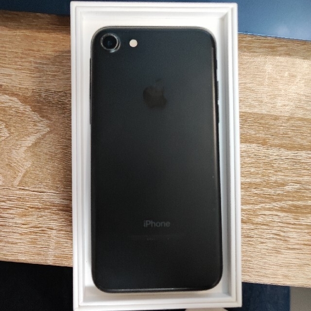 Apple(アップル)のiphone 7  ブラック スマホ/家電/カメラのスマートフォン/携帯電話(スマートフォン本体)の商品写真