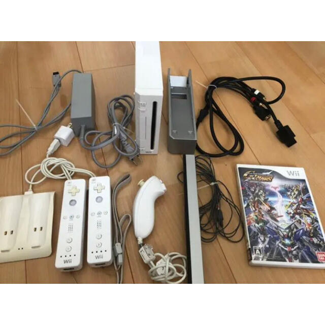 Wii(ウィー)のWii 本体・コントローラー【おまけ付き！ガンダムソフト】 エンタメ/ホビーのゲームソフト/ゲーム機本体(家庭用ゲーム機本体)の商品写真