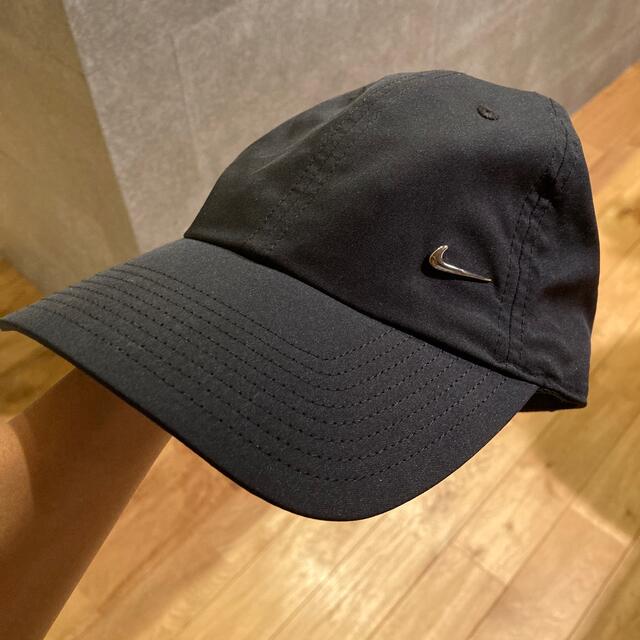 NIKE(ナイキ)のNIKE 帽子 キャップ Metal Swoosh Cap ブラック シルバー レディースの帽子(キャップ)の商品写真