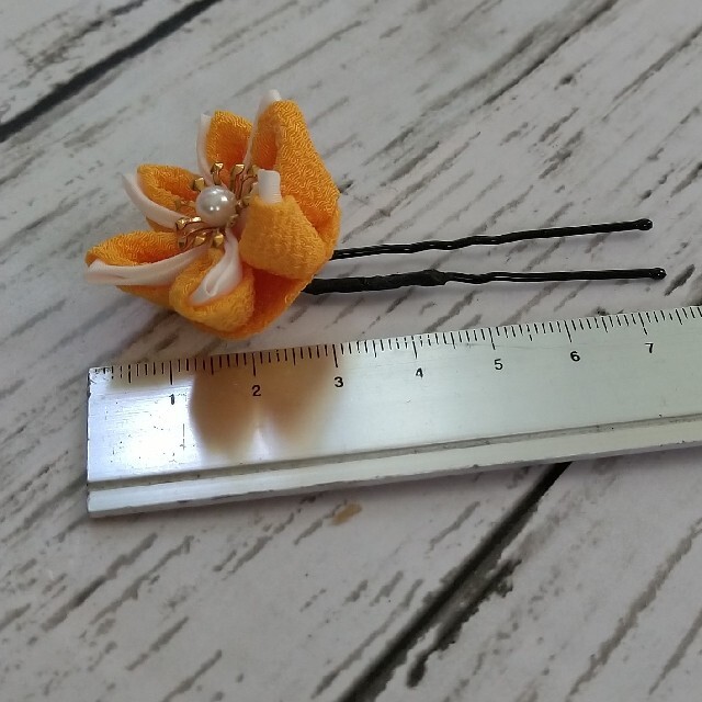 オレンジ&白の半くすつまみ細工髪飾り ハンドメイドのアクセサリー(ヘアアクセサリー)の商品写真