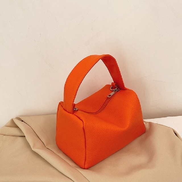 新品未使用 送料無料 オレンジ スクエア ボックス ショルダーバッグ 上品 海外 レディースのバッグ(ショルダーバッグ)の商品写真