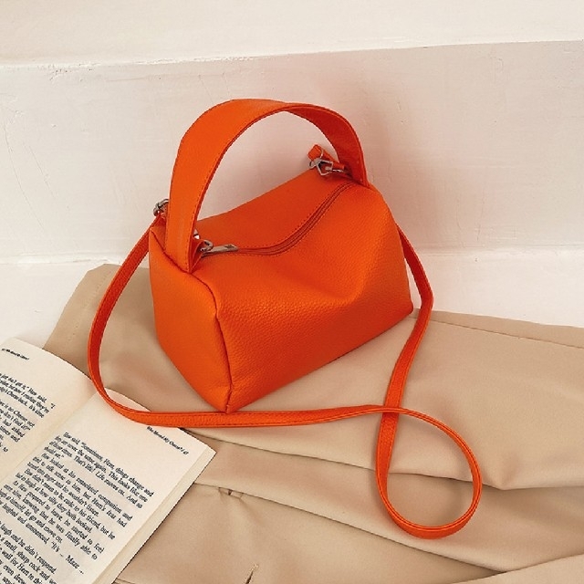 新品未使用 送料無料 オレンジ スクエア ボックス ショルダーバッグ 上品 海外 レディースのバッグ(ショルダーバッグ)の商品写真