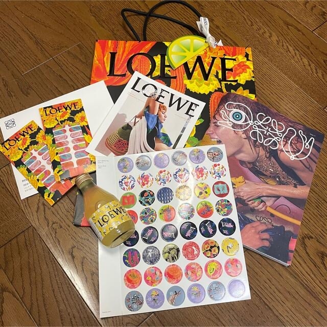 LOEWE(ロエベ)のロエベ　LOEWE ノベルティセット　ネイルシール×2 カタログ　シール　紙袋 エンタメ/ホビーのコレクション(ノベルティグッズ)の商品写真