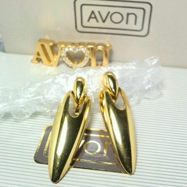 AVON(エイボン)のAVON 刻印揺れるロングイヤリング レディースのアクセサリー(イヤリング)の商品写真